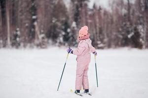 Kinderskifahren in den Bergen. Wintersport für Kinder. foto