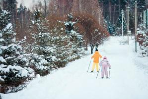 Kinderskifahren in den Bergen. Wintersport für Kinder. foto