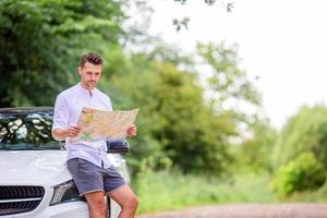 junge paar touristen genießen im sommerurlaub foto