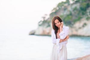 Frau, die am Strand liegt und die Sommerferien genießt foto