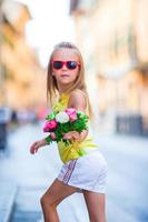 entzückendes kleines Mädchen im Freien im Sommer in der Stadt foto