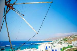 berühmte ansicht der traditionellen griechischen windmühlen auf der insel mykonos bei sonnenaufgang, kykladen, griechenland foto