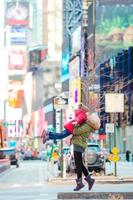 glückliche mutter und kleines mädchen auf manhattan, new york city, new york, usa. foto