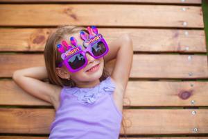 entzückendes kleines Mädchen mit Happy Birthday-Brille viel Spaß im Freien foto