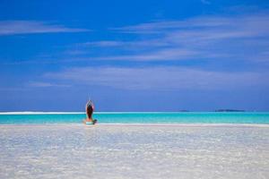 junge glückliche frau genießt tropischen urlaub am weißen sandstrand foto
