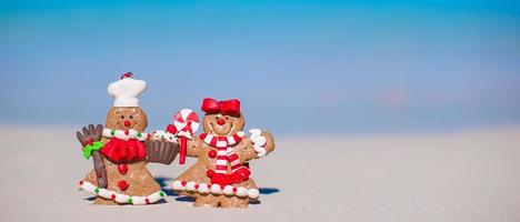 Weihnachten Lebkuchenmann Cookies an einem weißen Sandstrand foto