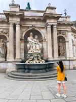 Frau, die in der Stadt spazieren geht. junger attraktiver tourist im freien in der europäischen stadt foto