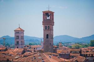 luftaufnahme des alten gebäudes mit roten dächern in lucca foto