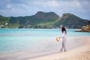 junge modefrau mit hut am strand foto