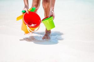 Strandkinderspielzeug am weißen Sandstrand foto