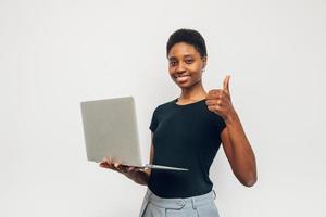 schwarze frau, die einen gestikulierenden laptop hält foto