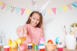 Frohe Ostern. schönes kleines Kind mit Hasenohren am Ostertag. foto