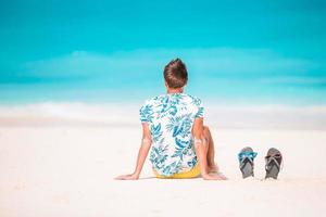 junger Mann am weißen Strand im Urlaub foto