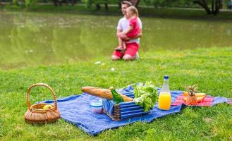 glückliche Familie, die im Park picknickt foto