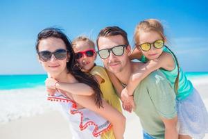 Porträt der Familie am Strand. Sommerurlaub für die Familie foto