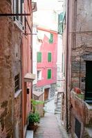 alte schöne leere schmale straßen mit café im küstendorf in cinque terre, italien foto