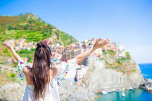 Rückansicht des glücklichen Mädchens Hintergrund schöne Aussicht auf Manarola, Cinque Terre, Ligurien, Italien foto