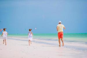 Vater und kleine Kinder am Strand foto