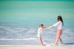 schöne mutter und tochter am karibischen strand genießen sommerferien. Familie zu Fuß am tropischen berühmten Jolly Bay Beach foto