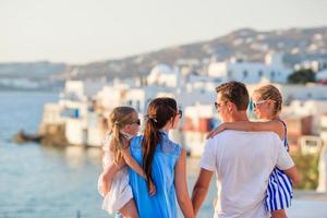 Familienurlaub in Europa. eltern und kinder auf klein-venedig-hintergrund auf der insel mykonos, in griechenland foto