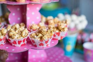 Portion Popcorn auf Kinderparty auf süßem Desserttisch foto