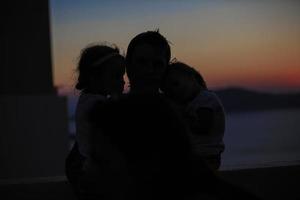 Vater und Tochter Silhouetten im Sonnenuntergang in der alten griechischen Stadt foto