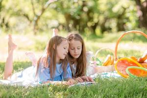 Zwei kleine Kinder beim Picknick im Park foto