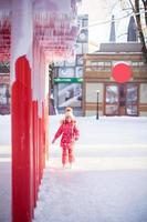 Closeup Eiszapfen auf dem Hintergrund eines kleinen Mädchens zum Schlittschuhlaufen foto