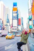 new york city frau als time square tourist oder junge glückliche frau, die manhattan, new york city, new york, usa besucht. foto