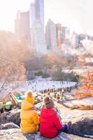 Entzückende kleine Mädchen im Central Park in New York City