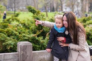 junge Mutter und ihre Tochter bei einem Spaziergang im Central Park foto