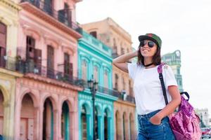 Touristisches schönes Mädchen in der beliebten Gegend in der Altstadt von Havanna, Kuba. Reisender der jungen Frau lächelt glücklich. foto