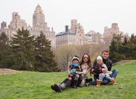 Junge von vier im Central Park während ihres Urlaubs foto