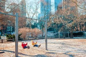 Entzückende kleine Mädchen, die sich im Central Park in New York City amüsieren