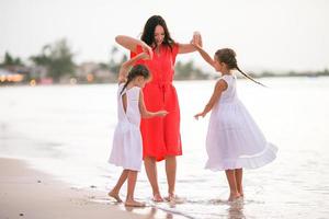 familie von mutter und kindern hat viel spaß am weißen strand foto