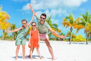 vater und kinder genießen sommerferien am strand foto