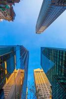 Himmelsfarben in Manhattan mit riesigen Wolkenkratzern, New York City foto