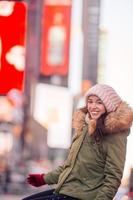 new york city frau als time square tourist oder junge glückliche frau, die manhattan, new york city, new york, usa besucht. foto