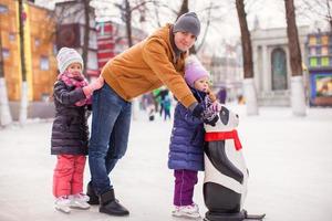 glücklicher Familienurlaub auf Eisbahn foto