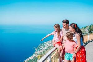 sommerferien in italien. junge vierköpfige Familie im Hintergrund, Amalfiküste, Italien foto