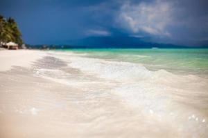 Perfekter tropischer Strand mit türkisfarbenem Wasser und weißen Sandstränden in Boracay, Philippinen foto