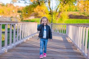 entzückendes kleines Mädchen am warmen Herbsttag im Freien foto