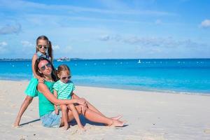 kleine Mädchen und glückliche Mutter während des tropischen Strandurlaubs