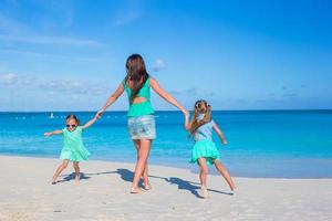 kleine Mädchen und glückliche Mutter während des Strandurlaubs foto