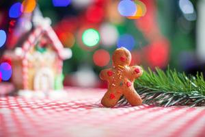 Lebkuchenmann Hintergrund Süßigkeiten Ingwer Haus und Weihnachtsbaum Lichter foto