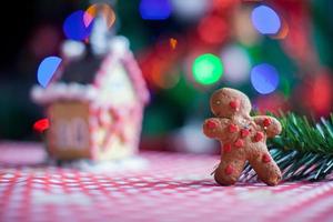 Lebkuchenmann Hintergrund Süßigkeiten Ingwer Haus und Weihnachtsbaum Lichter foto