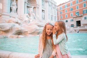 Entzückende kleine Mädchen am Rande des Trevi-Brunnens in Rom. foto
