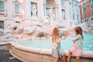 Entzückende kleine Mädchen in der Nähe des Trevi-Brunnens in Rom. foto