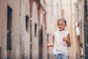 entzückende Mode kleines Mädchen im Freien in der europäischen Stadt Rom foto