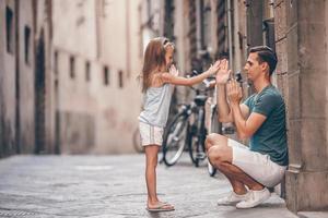 glücklicher vater und kleines entzückendes mädchen, das in rom, italien reist foto